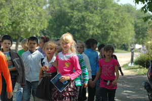 Kinder gehen gemeinsam zur Schule in Ciuciulea